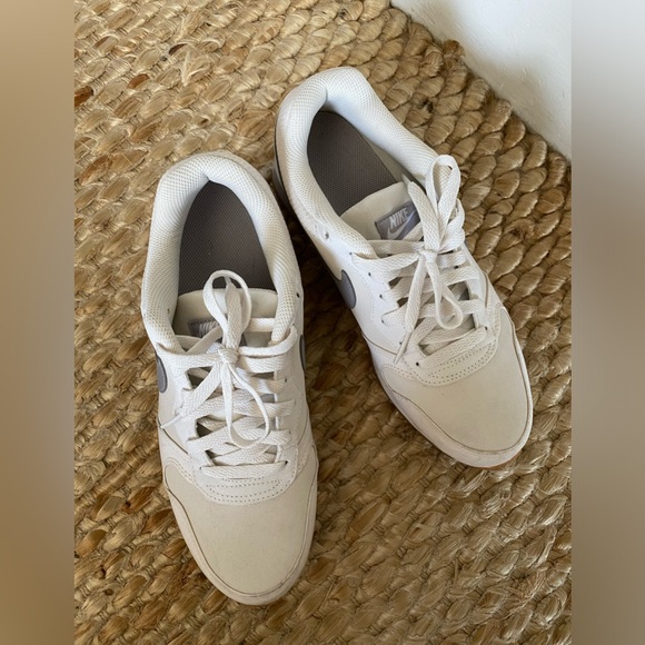 Nike Women's Sneakers in White and Gray - Picture 5 of 8